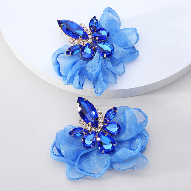 Pendientes glamorosos con pedrería y delicadas flores florales