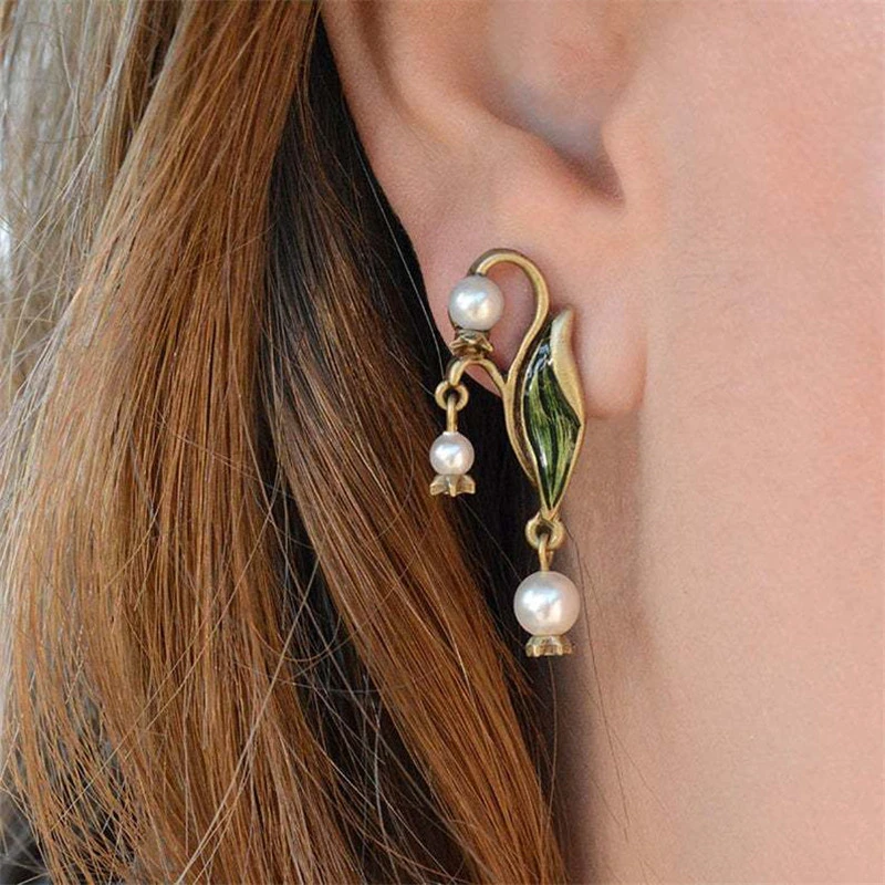 Pendientes florales vintage con esmalte y elegantes perlas