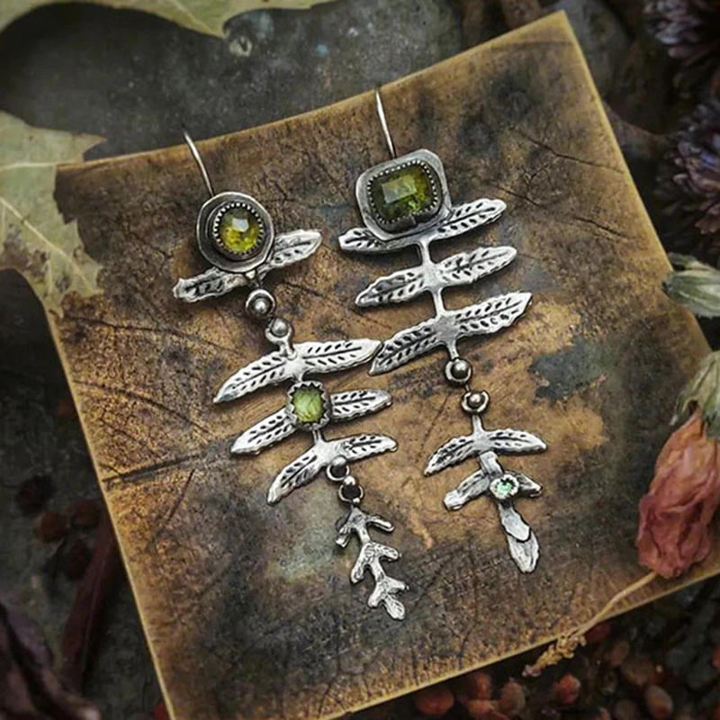 Pendientes bohemios de hojas vintage con piedras preciosas de peridoto de aspecto antiguo