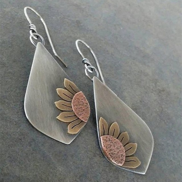 Pendientes de flores hechos a mano con cobre martillado y metal cepillado
