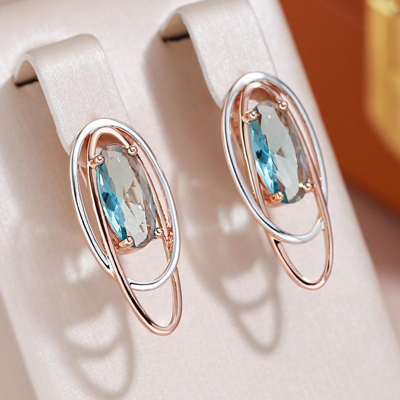 Pendientes bicolor con circonitas azules de diseño elegante
