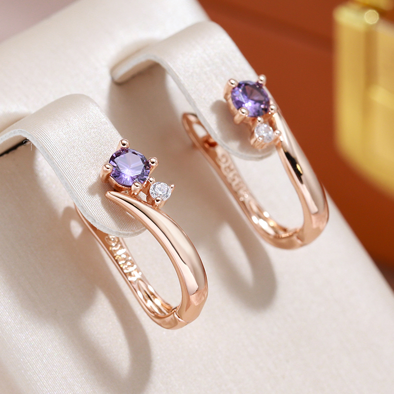 Pendientes elegantes bañados en oro rosa con circonitas moradas y pedrería