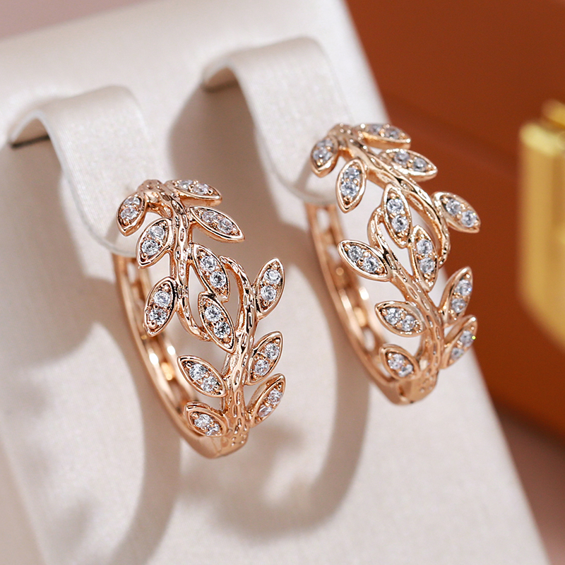 Elegantes pendientes de oro rosa con brillantes hojas de circonitas