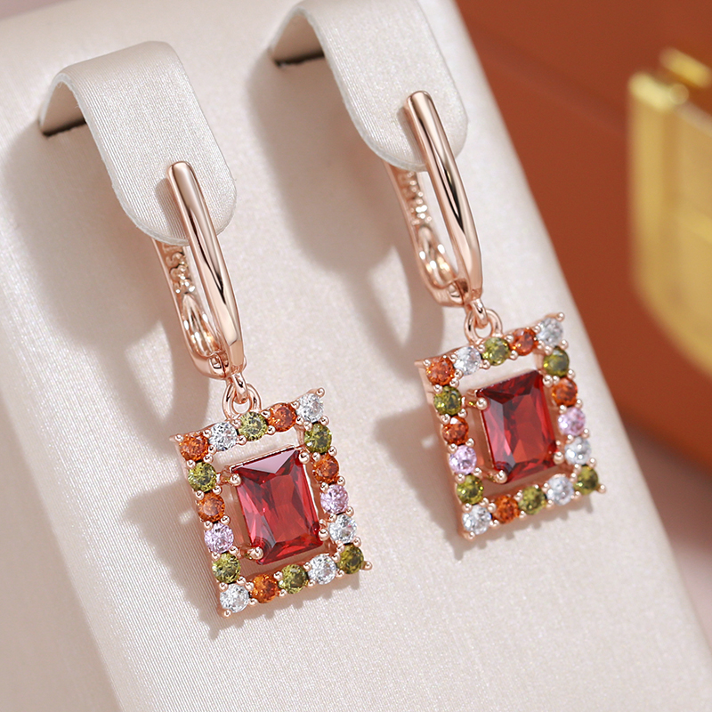 Pendientes elegantes de oro rosa con cristales brillantes y piedras preciosas brillantes
