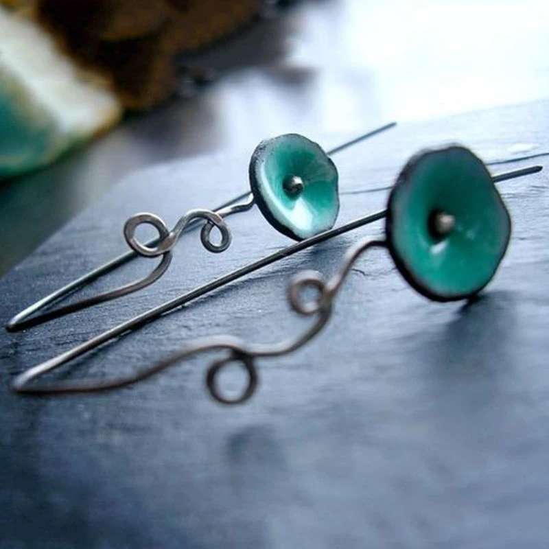 Pendientes de flores con esmalte verde y elegante decoración de alambre
