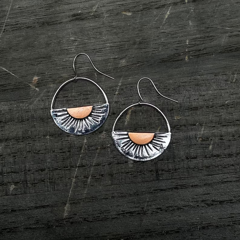 Pendientes antiguos de amanecer con detalles en cobre