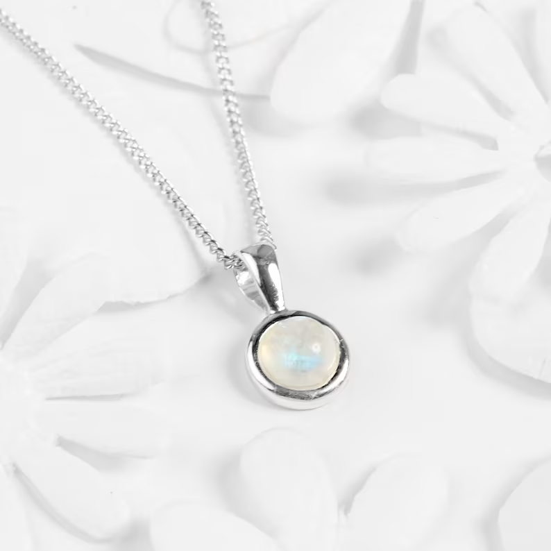Collar de piedra lunar brillante con engaste de filigrana para un brillo especial