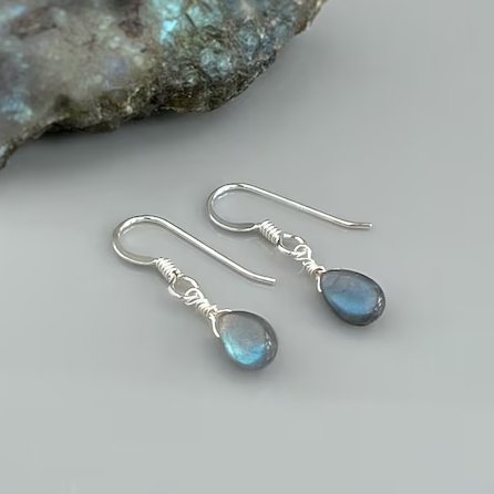 Pendientes de labradorita en forma de lágrima con un colgante de piedras preciosas brillantes