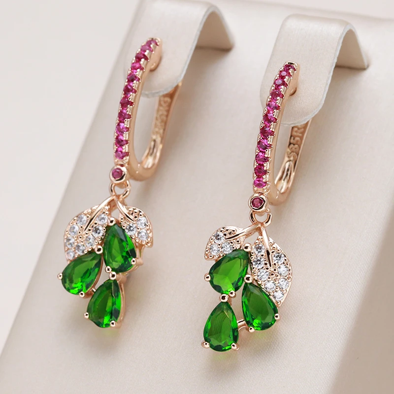 Pendientes elegantes con gotas brillantes de rubí y circonitas verde esmeralda