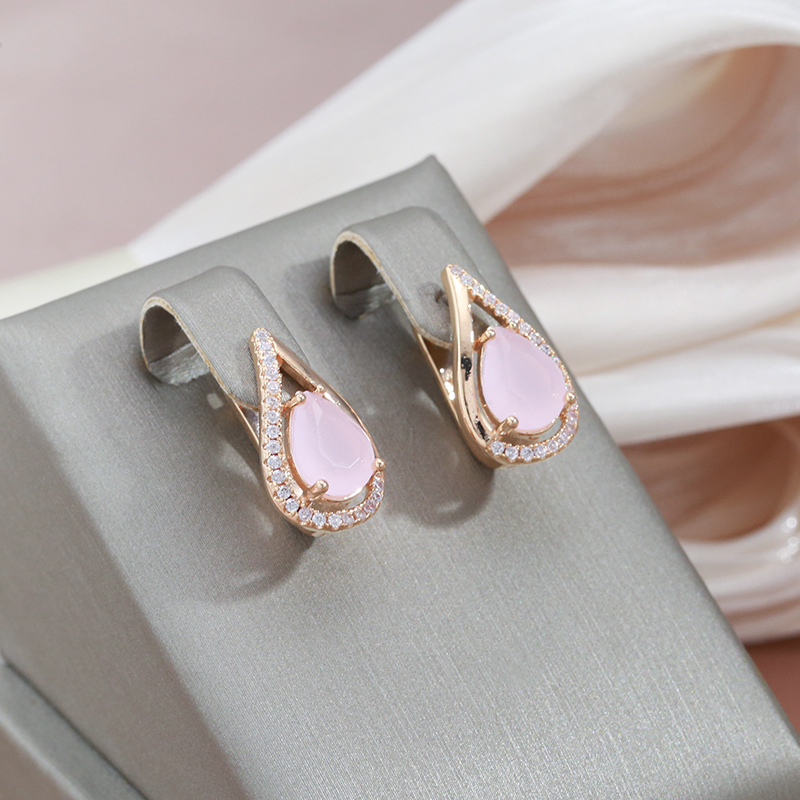 Pendientes elegantes con circonitas rosas y cristales brillantes