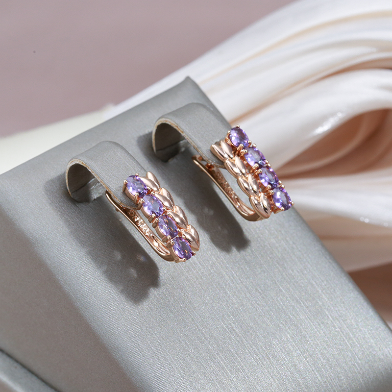 Pendientes elegantes con brillantes circonitas moradas