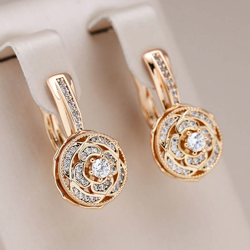 Pendientes elegantes en forma de rosetón con brillantes circonitas
