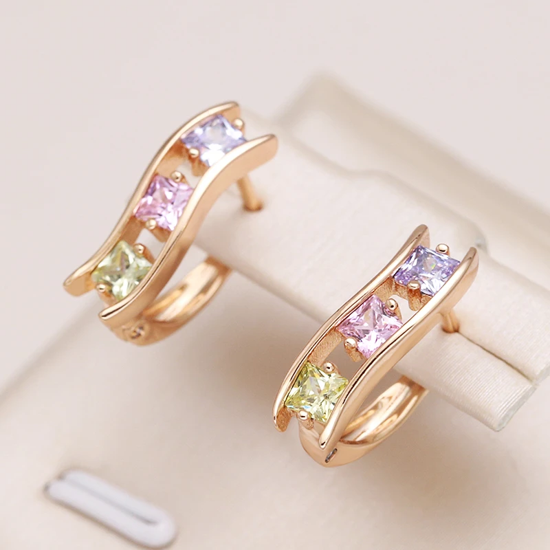 Pendientes ondulados con circonitas de colores