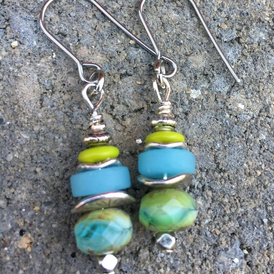 Pendientes marítimos con cuentas de cristal brillantes en turquesa y verde lima