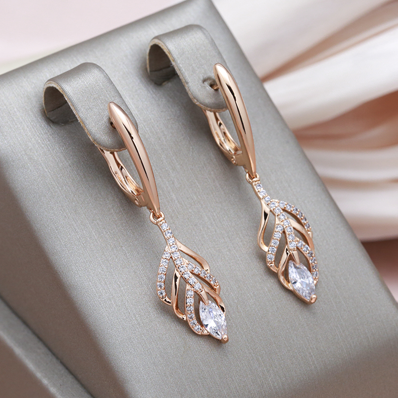 Pendientes brillantes de pan de oro rosa con brillantes circonitas cúbicas