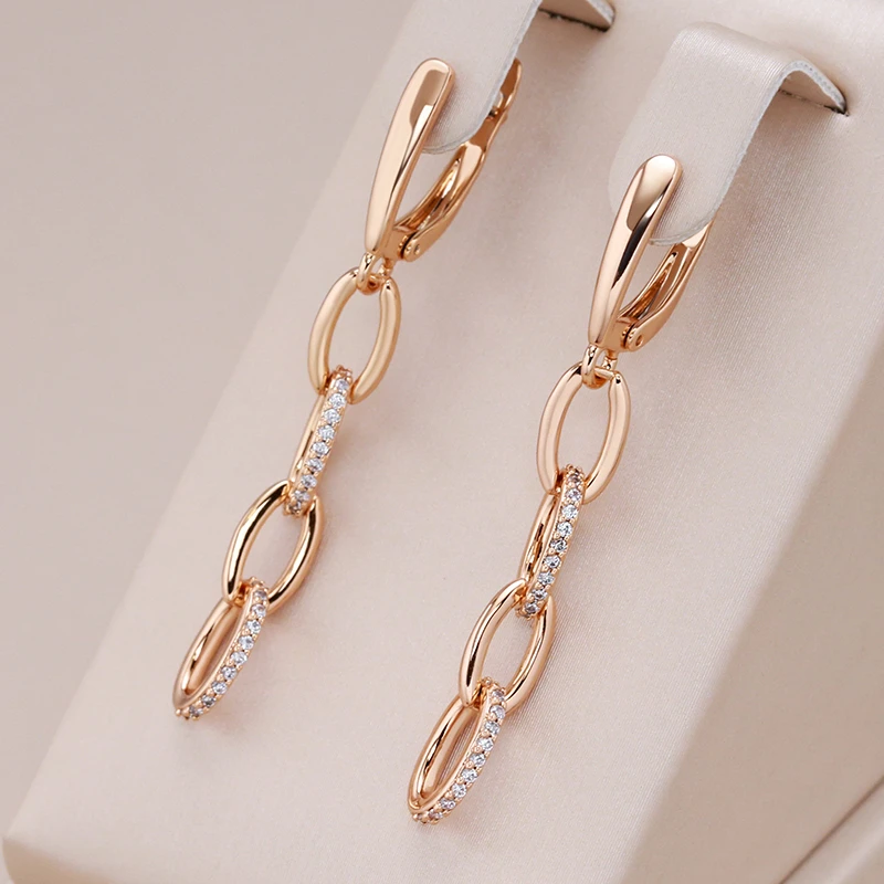 Pendientes elegantes con eslabones de cadena brillantes y circonitas brillantes