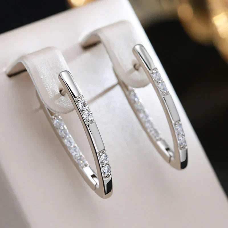 Pendientes de aro ovalados brillantes con circonitas y un diseño elegante
