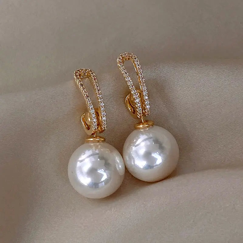 Elegantes pendientes de perlas con brillantes cristales de circonita cúbica para mujer