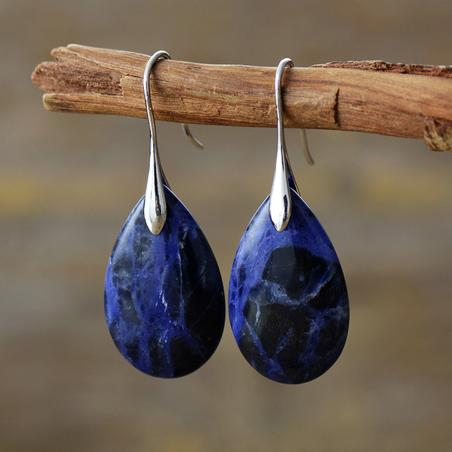 Elegantes pendientes colgantes de sodalita con moderno diseño de cierre de gancho