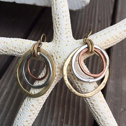 Elegantes pendientes de múltiples aros de metal con aspecto vintage