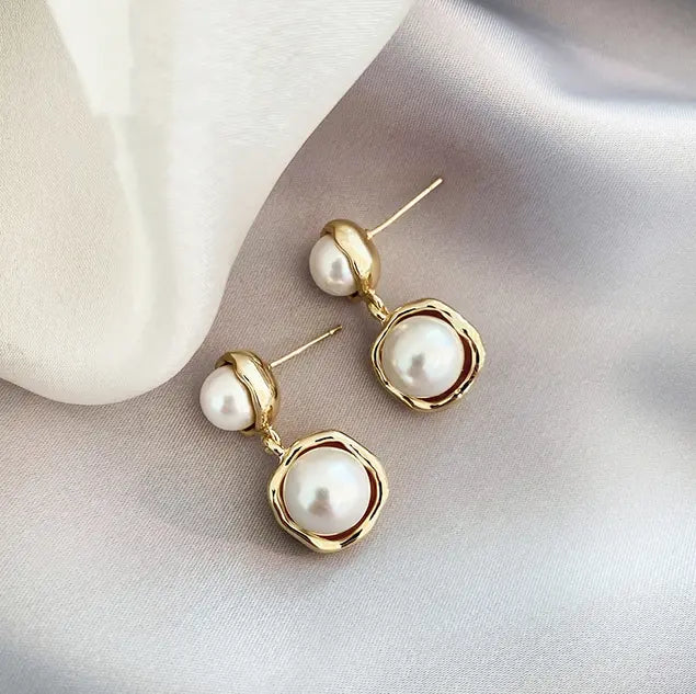 Pendientes colgantes elegantes con perlas y marco ondulado