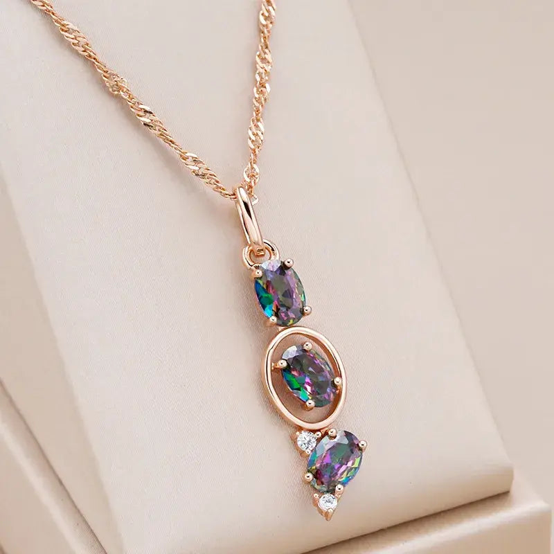 Collar elegante con brillantes piedras preciosas de topacio místico arcoíris