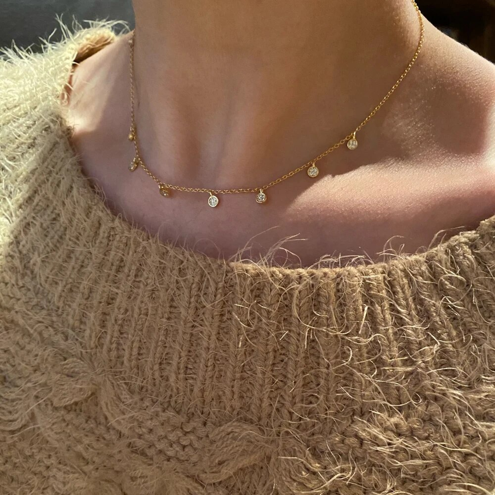 Gargantilla brillante con colgantes de circonitas de estilo moderno