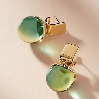Pendientes modernos con piedra de cristal verde brillante