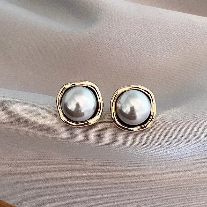Pendientes elegantes con perlas brillantes y diseño orgánico