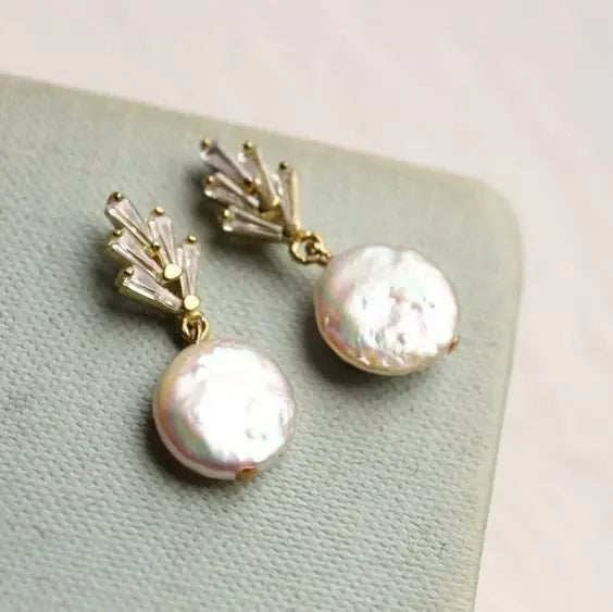 Pendientes elegantes con perlas barrocas y cristales de circonita colgando