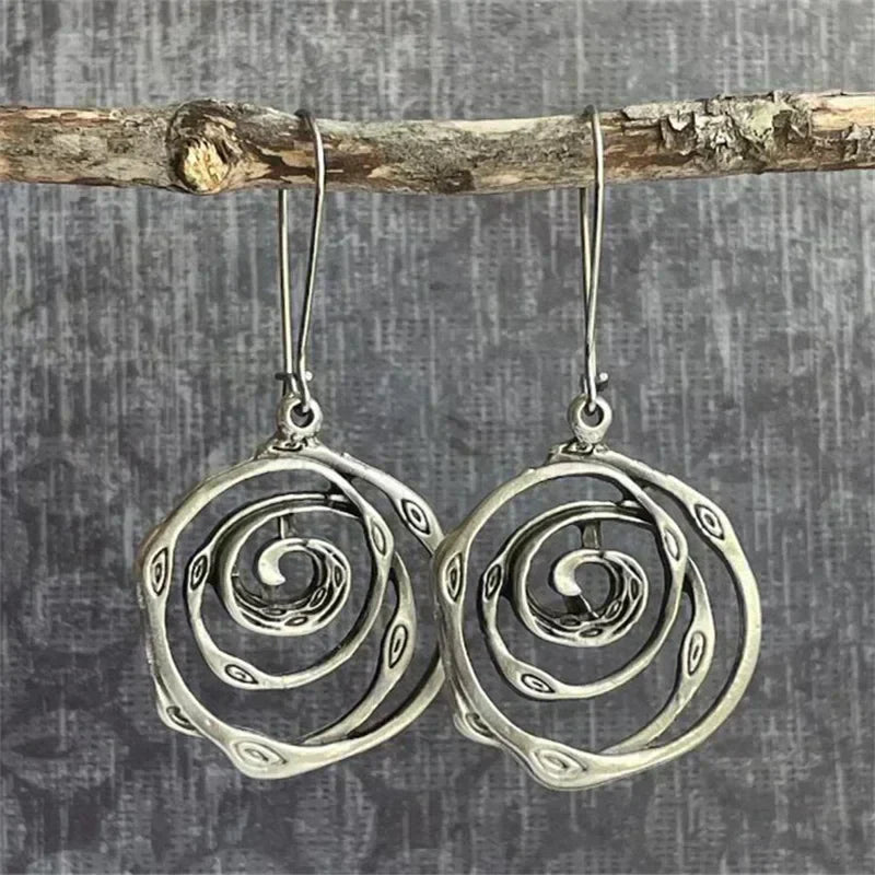 Preciosos pendientes en espiral con diseño de laberinto