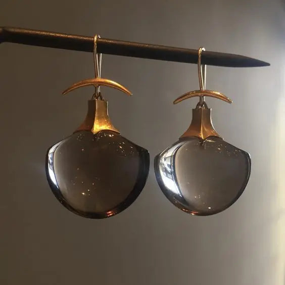 Pendientes elegantes con cuarzo ahumado y elegantes detalles en latón