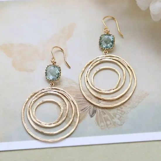 Pendientes con piedra verde menta y círculos martillados