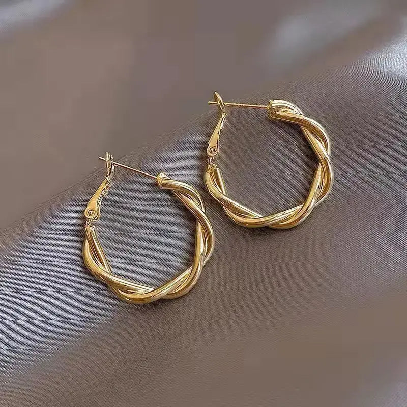 Pendientes de aro retorcidos con diseño de cordón