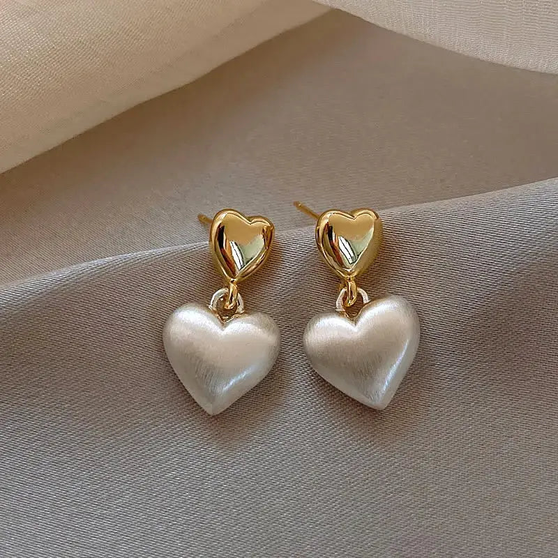 Elegantes pendientes colgantes en forma de corazón con efecto nacarado mate