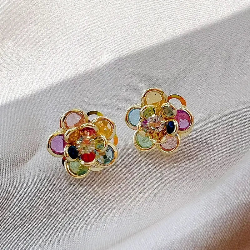 Pendientes de flores de colores con cristales brillantes