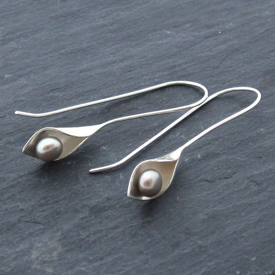 Pendientes elegantes con diseño en forma de hoja y perlas oscuras de agua dulce