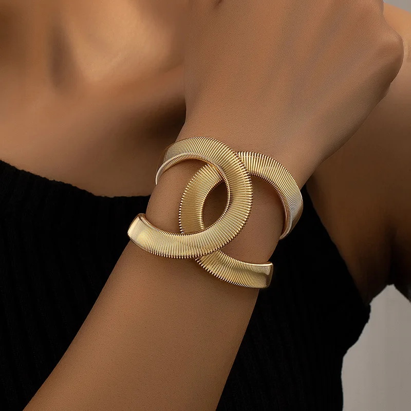 Brazalete llamativo con doble C con ranura estructurada y diseño elegante