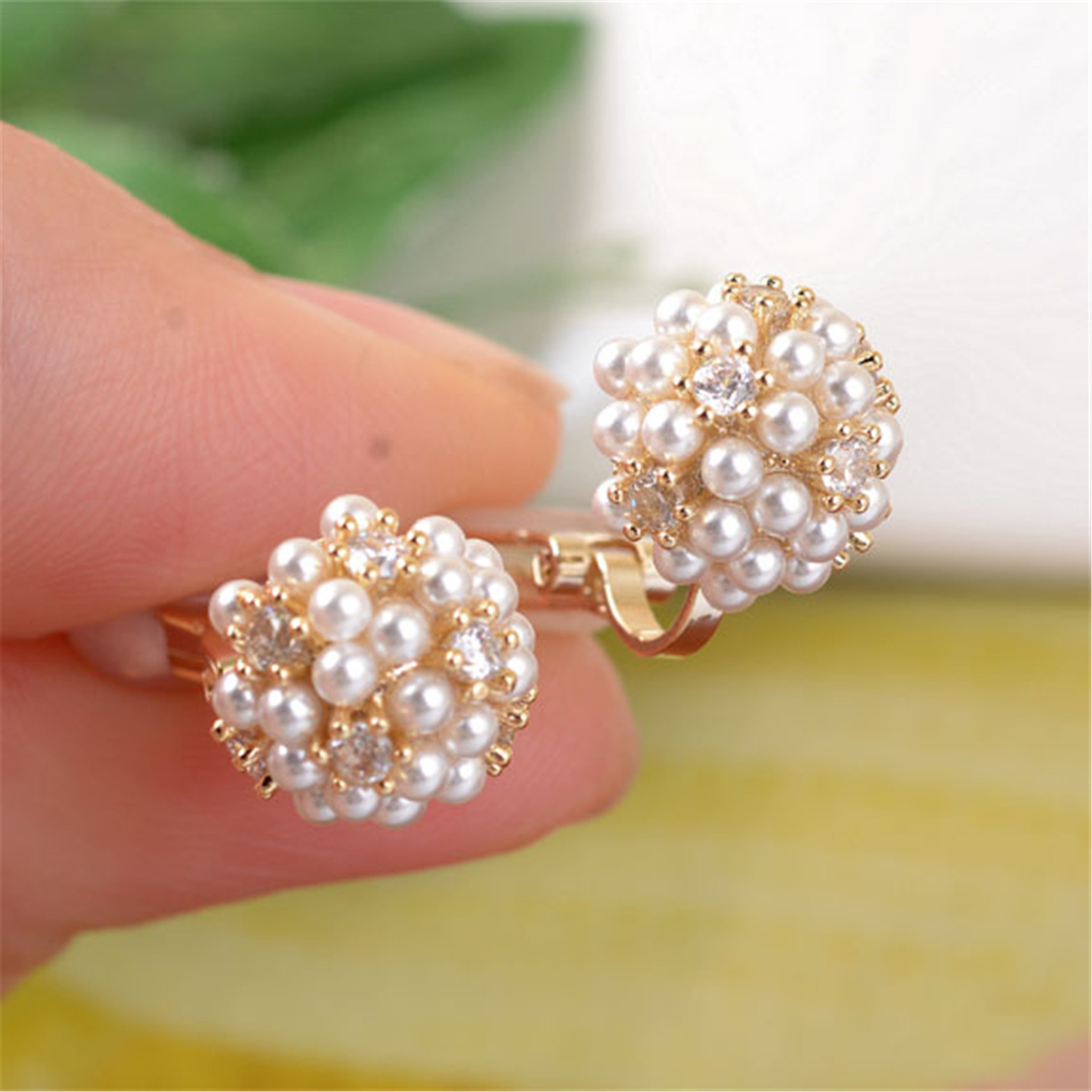 Pendientes elegantes con delicadas perlas y brillantes circonitas