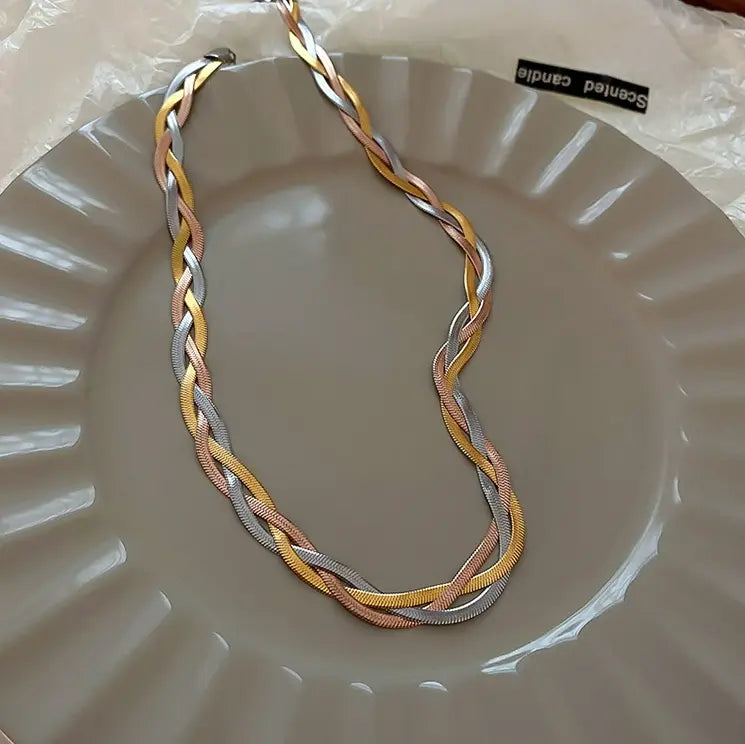 Cadena de serpiente trenzada de varias hileras con un elegante diseño tricolor