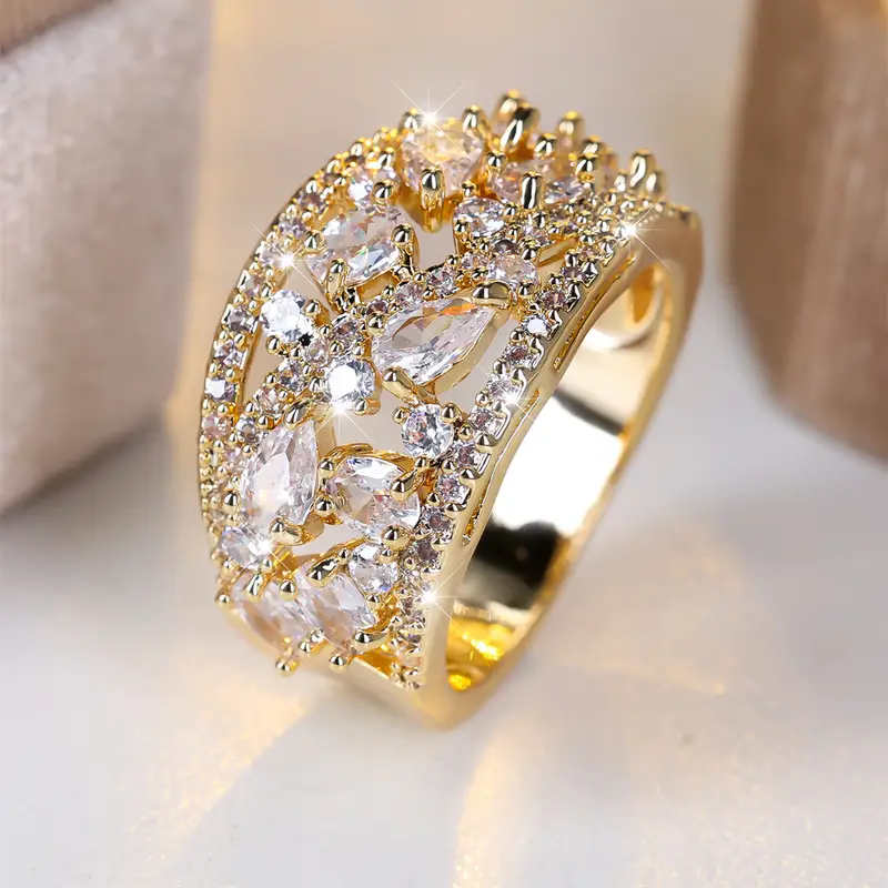 Anillo calado con cristales blancos