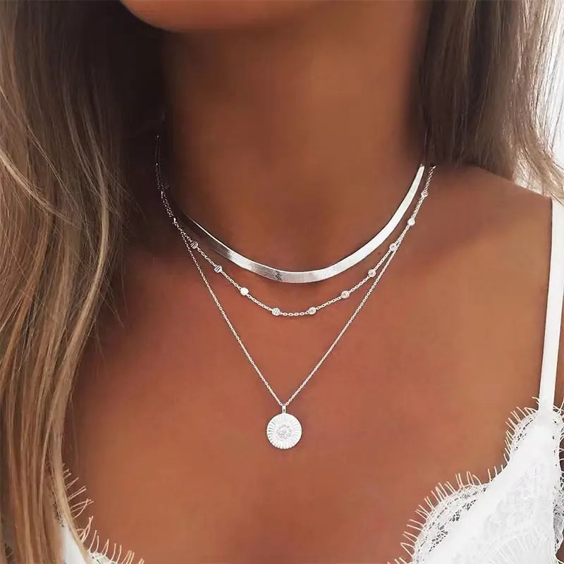 Elegante collar con efecto de capas de circonitas y colgante de sol