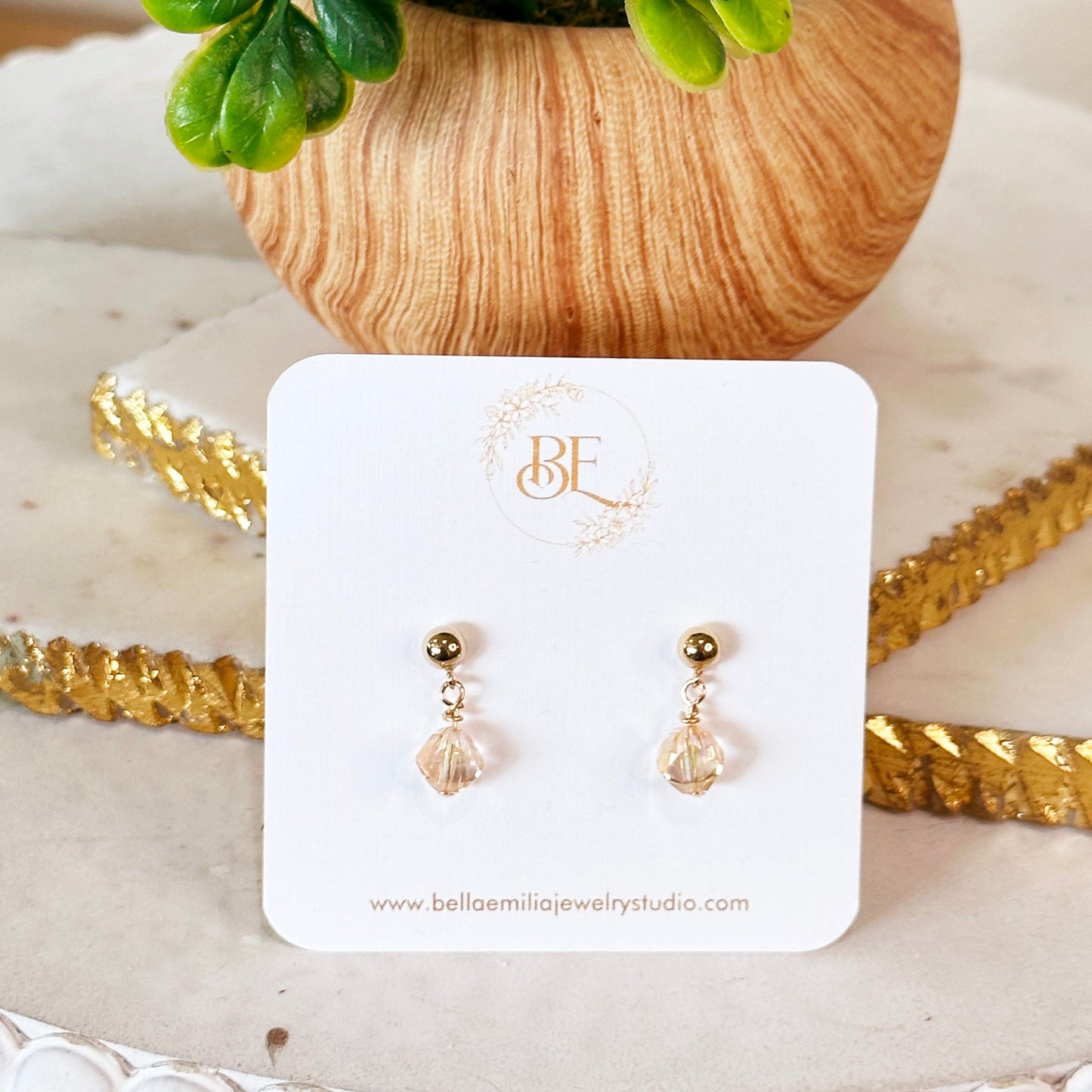 Pendientes elegantes con cristales facetados color champán y diseño de lágrima