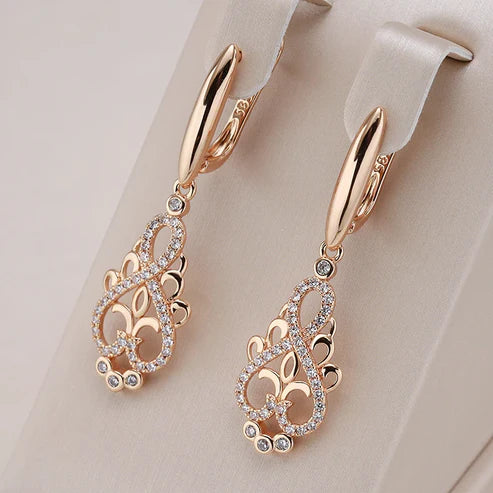 Pendientes elegantes en color oro rosa con circonitas brillantes para ocasiones festivas