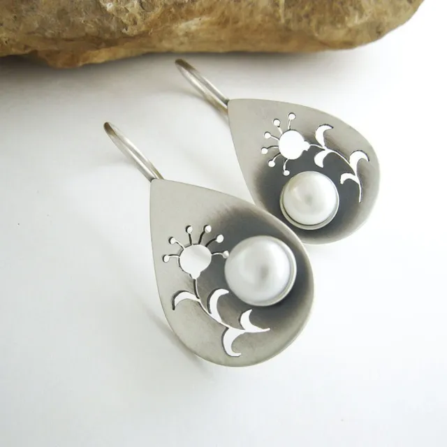 Delicados pendientes de perlas con diseño floral recortado
