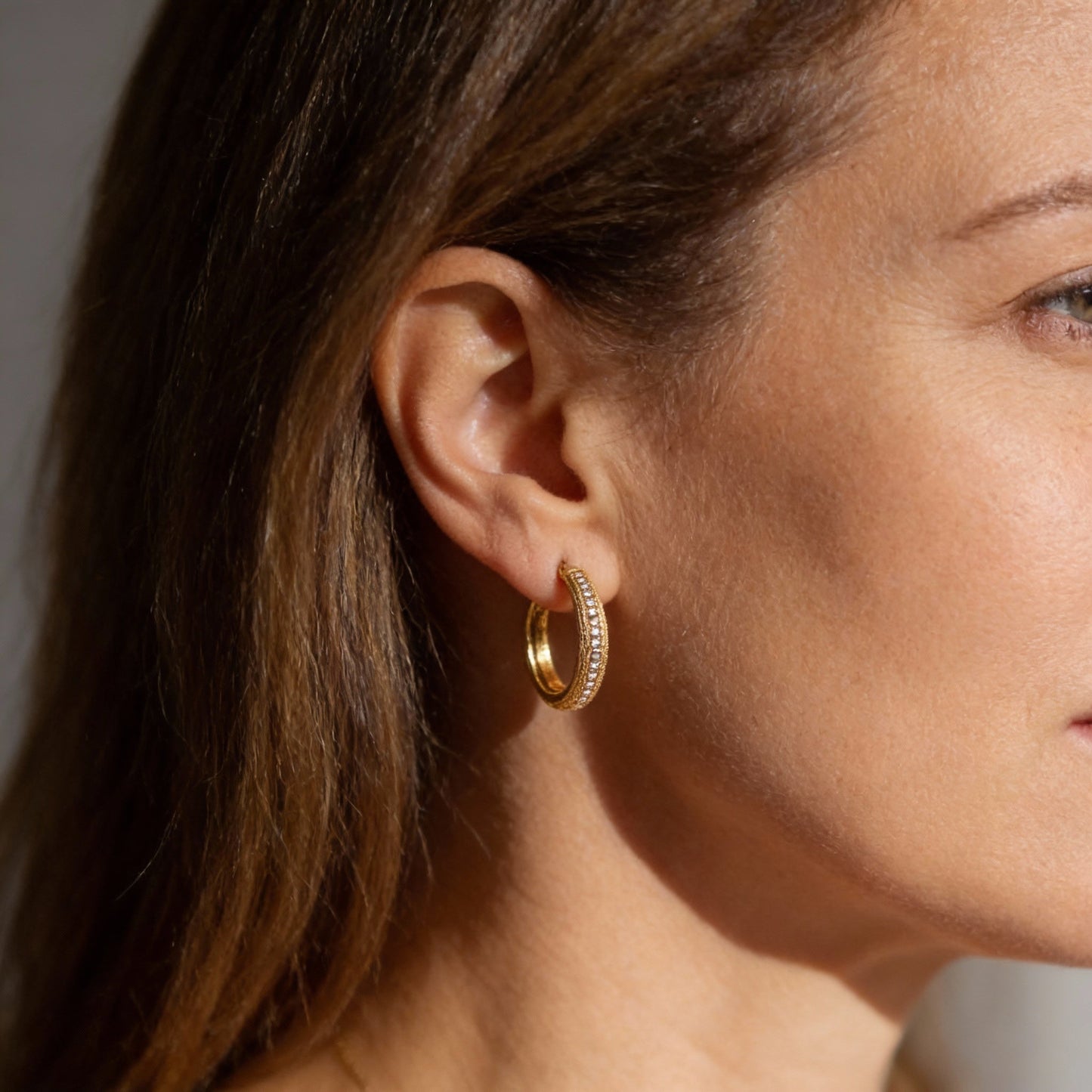 Pendientes de aro elegantes con detalles de circonitas brillantes en estilo vintage
