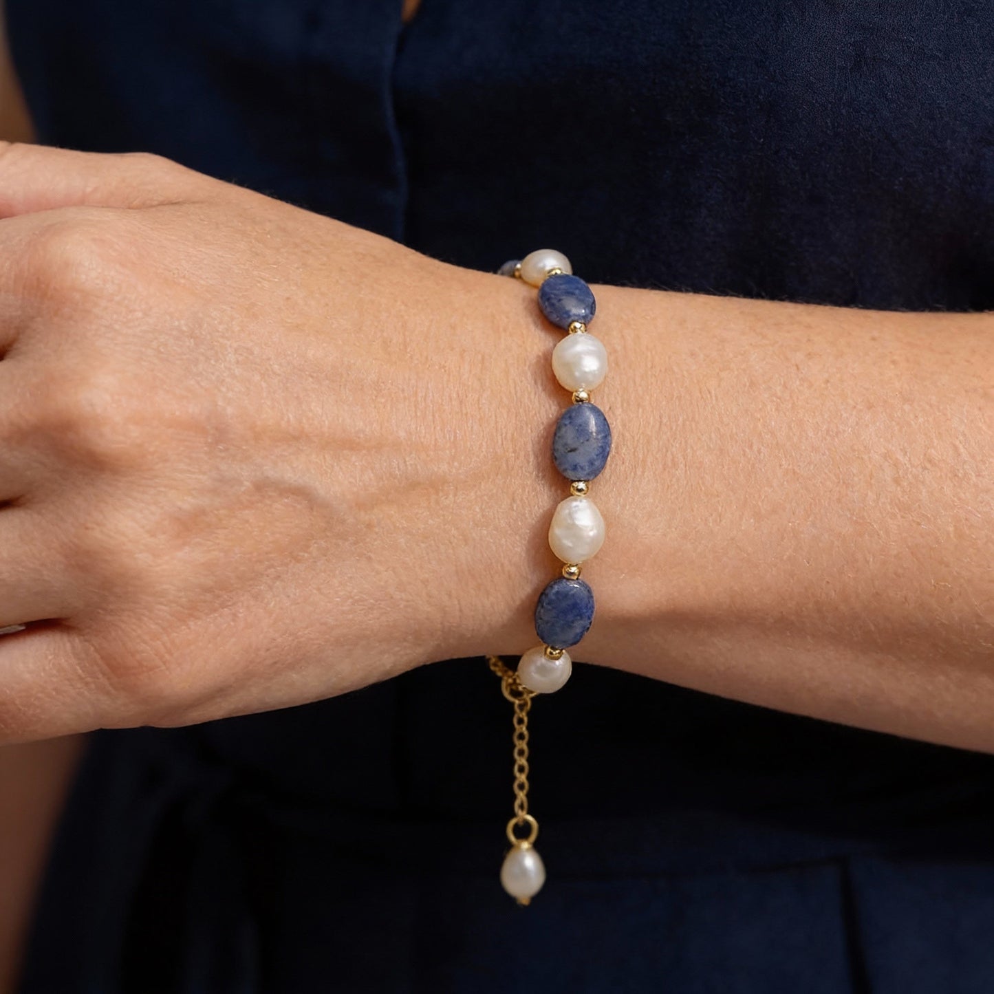 Elegante pulsera con perlas de agua dulce y piedras preciosas de sodalita