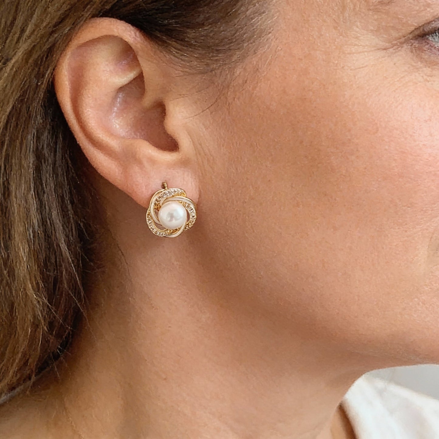 Elegantes pendientes de perlas con pedrería en diseño floral en espiral