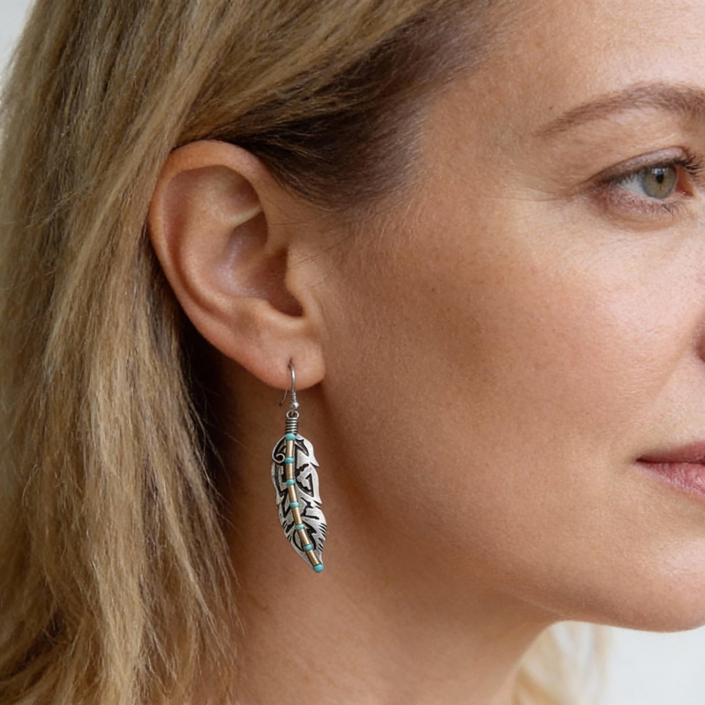 Pendientes de plumas antiguos con detalles en turquesa en estilo bohemio