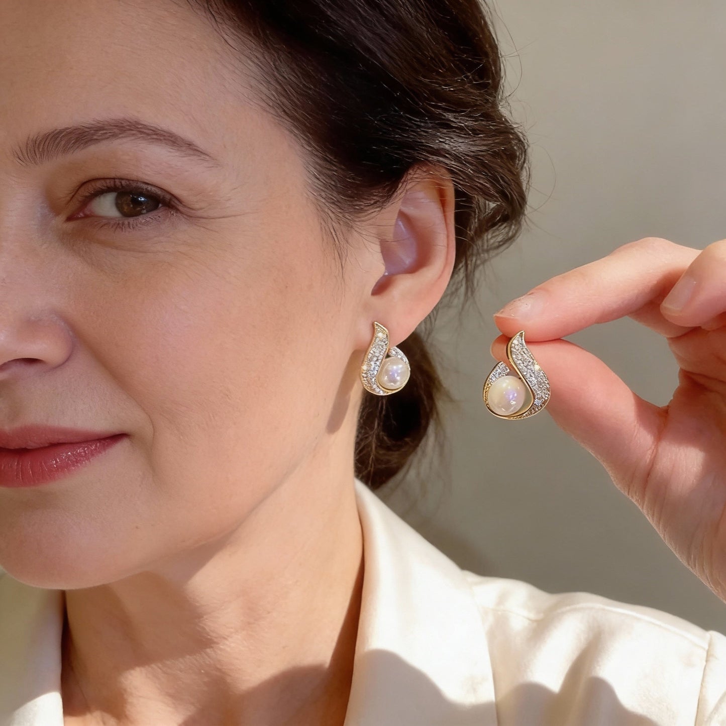 Pendientes elegantes de circonitas con cuentas brillantes en forma de gota
